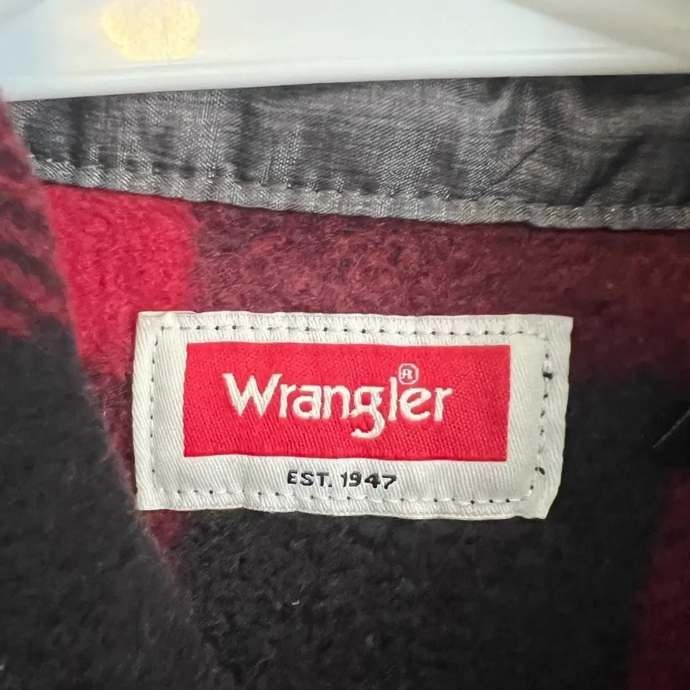 Wrangler Mens Small‎ Red and Black Plaid Long Sleeve Button Down Shirt